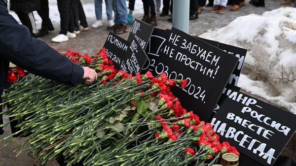 Wreath laying ceremony in aftermath of Lisichansk shelling by Ukraine - Sputnik भारत