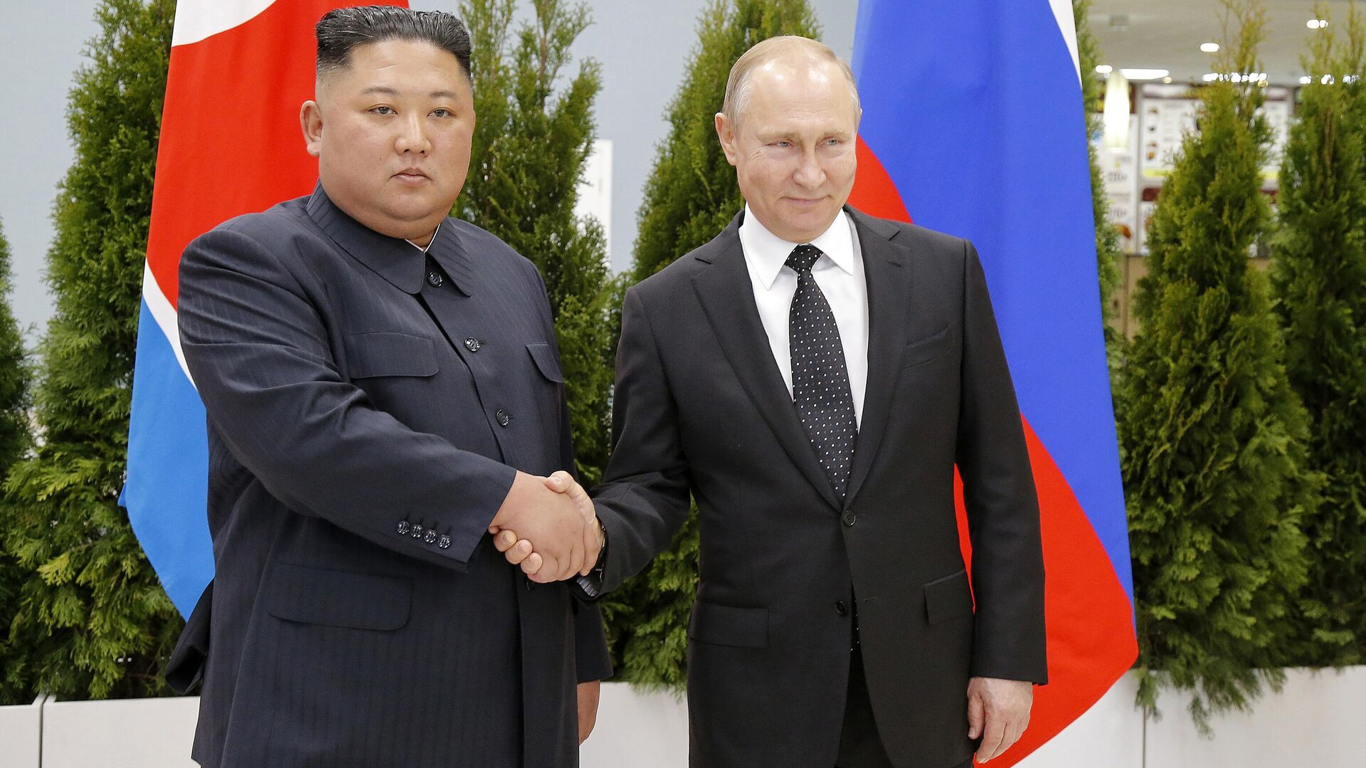 Russian President Vladimir Putin, right, and North Korea's leader Kim Jong Un shake hands during their meeting in Vladivostok, Russia, April 25, 2019. - Sputnik भारत, 1920, 07.02.2024