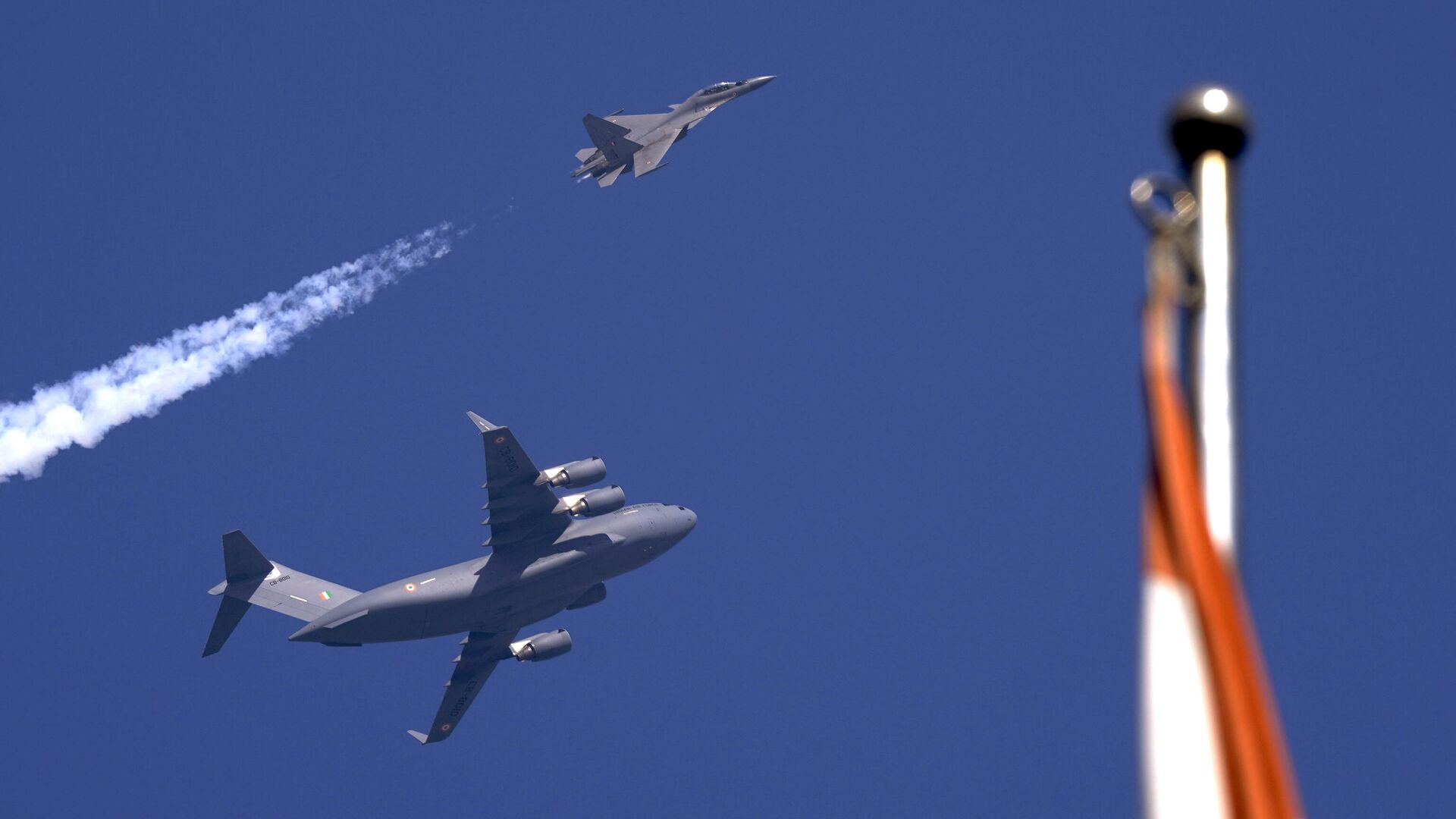 Indian Air Force C17 Globemaster, bottom, with fighter aircraft Su30 fly past during Republic Day parade rehearsals, in New Delhi, India, Friday, Jan. 20, 2023.  - Sputnik भारत, 1920, 07.02.2024