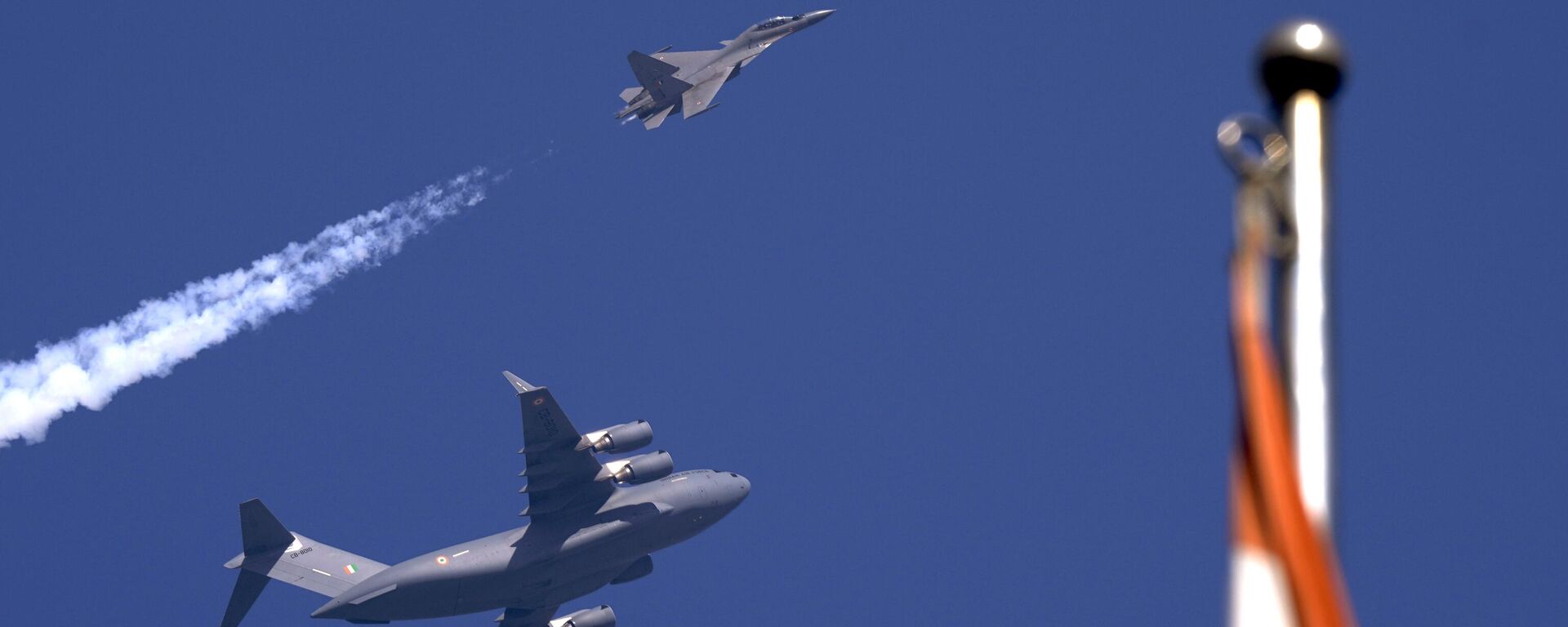 Indian Air Force C17 Globemaster, bottom, with fighter aircraft Su30 fly past during Republic Day parade rehearsals, in New Delhi, India, Friday, Jan. 20, 2023.  - Sputnik भारत, 1920, 23.02.2024