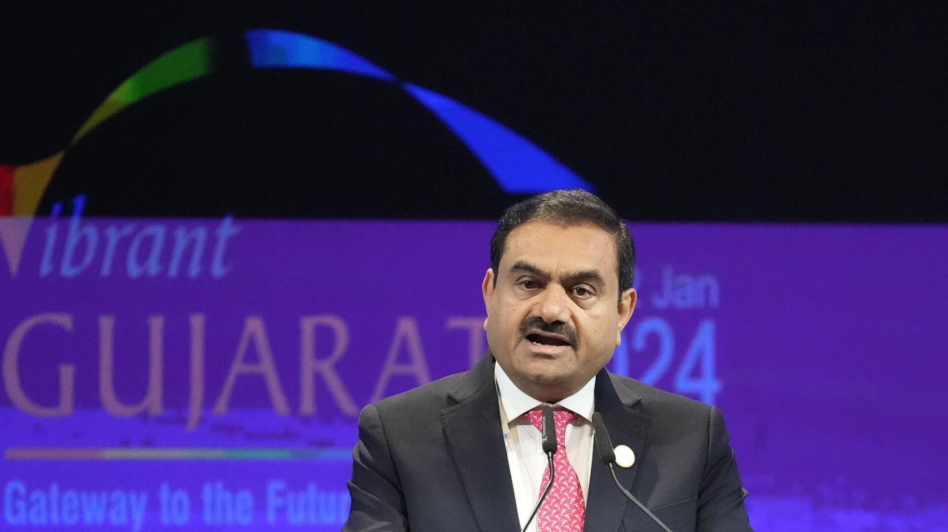 India's Adani Group Chairman Gautam Adani addresses the Vibrant Gujarat Global Summit, a business event to attract investments to the Gujarat state, in Gandhinagar, India, Wednesday, Jan.10, 2024.  - Sputnik भारत, 1920, 08.02.2024