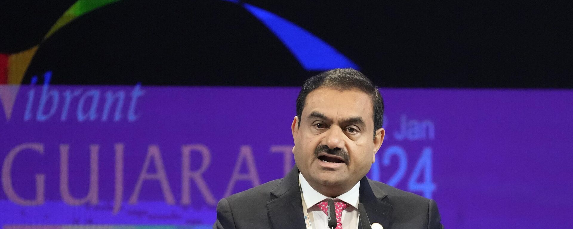 India's Adani Group Chairman Gautam Adani addresses the Vibrant Gujarat Global Summit, a business event to attract investments to the Gujarat state, in Gandhinagar, India, Wednesday, Jan.10, 2024.  - Sputnik भारत, 1920, 29.08.2024