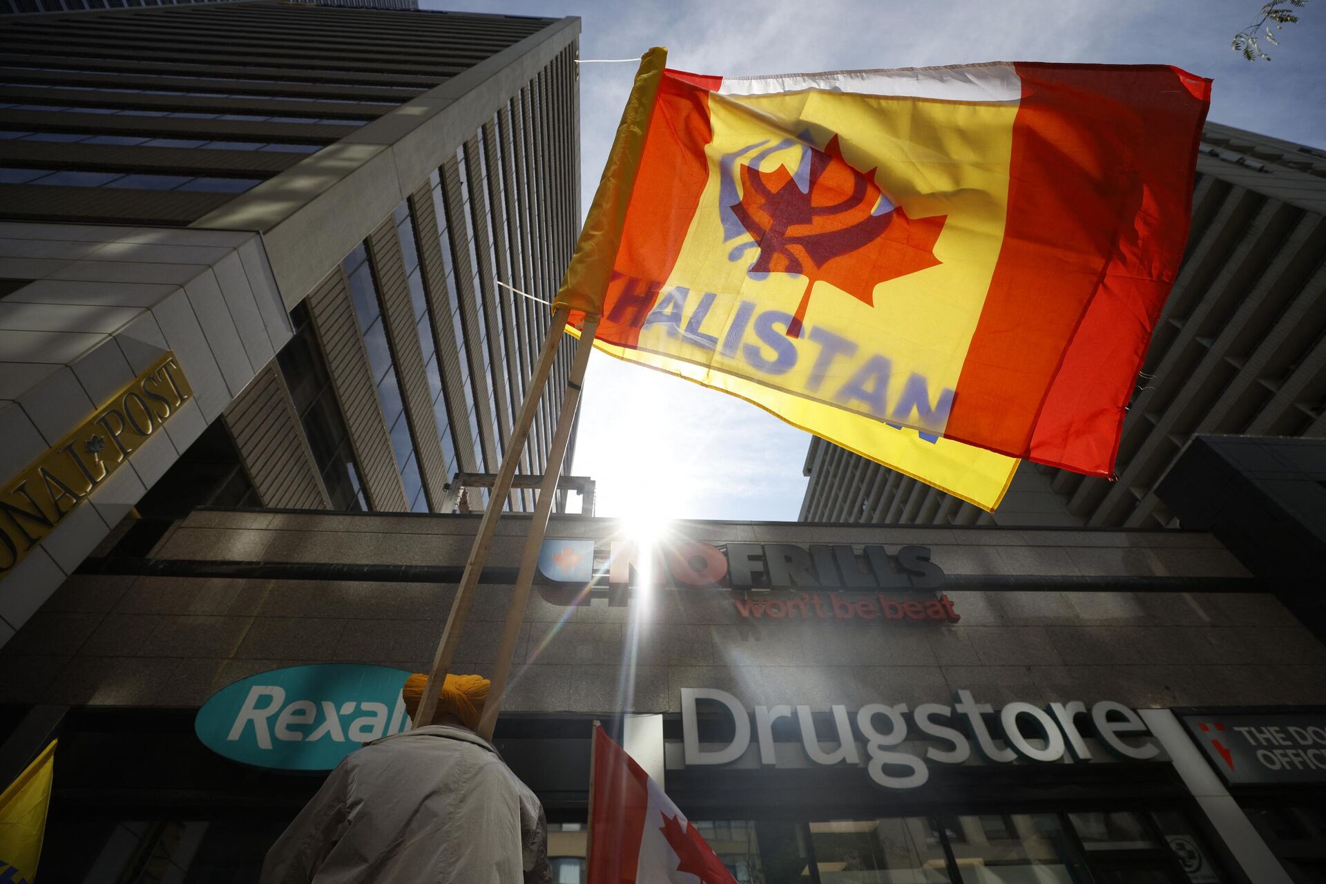 Demonstrators gather in support of Khalistan, an advocated independent Sikh homeland, during a Sikh rally outside the Consulate General of India, in Toronto, Ontario, Canada, on September 25, 2023, following the murder of Sikh separatist Hardeep Singh Nijjar.  - Sputnik India, 1920, 22.10.2024