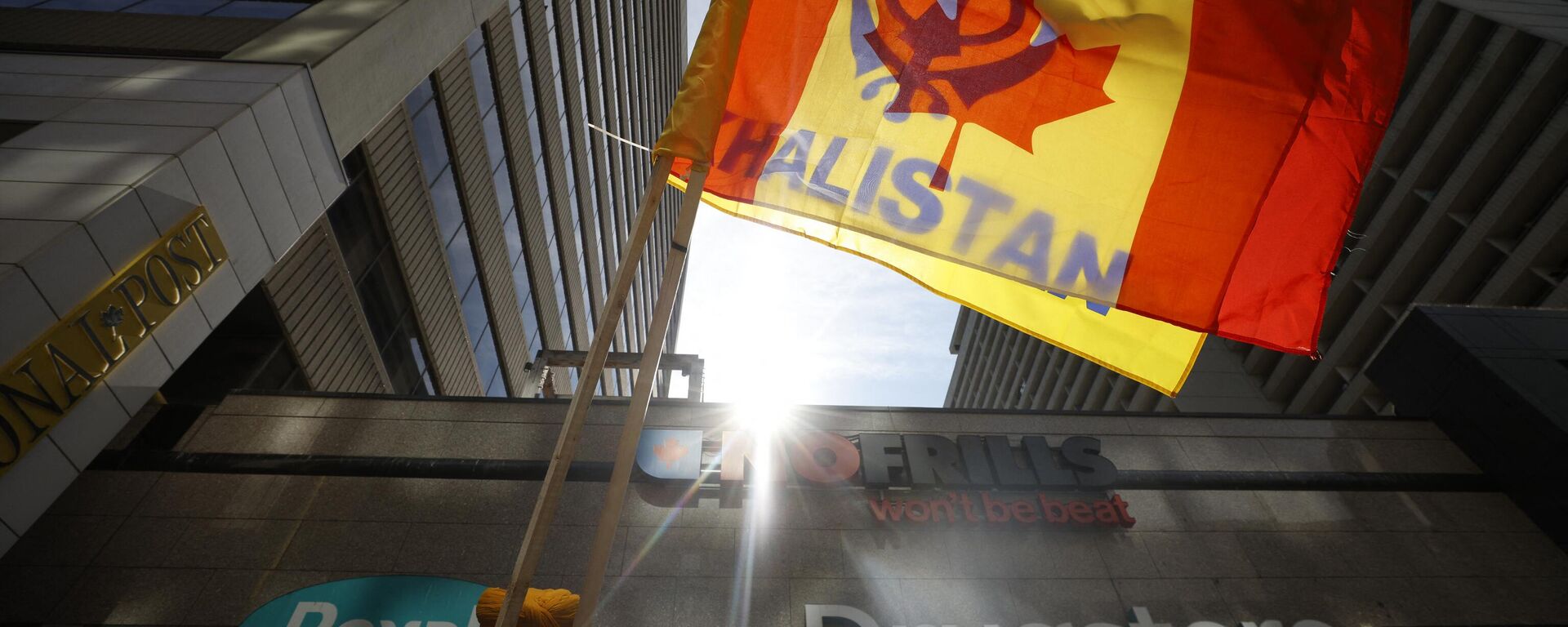 Demonstrators gather in support of Khalistan, an advocated independent Sikh homeland, during a Sikh rally outside the Consulate General of India, in Toronto, Ontario, Canada, on September 25, 2023, following the murder of Sikh separatist Hardeep Singh Nijjar.  - Sputnik भारत, 1920, 02.03.2024
