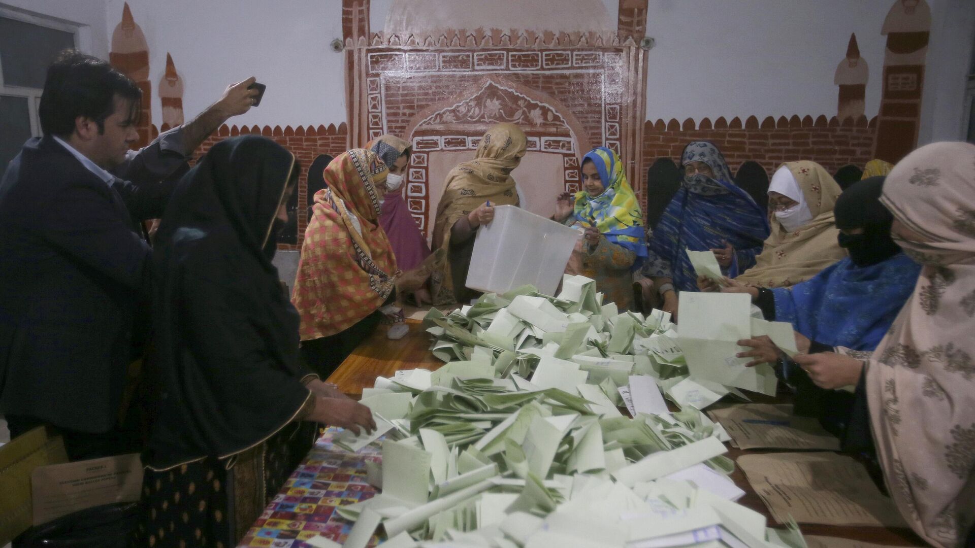 Members of polling staff count the votes after the polls closed for parliamentary elections, in Peshawar, Pakistan, Thursday, Feb. 8, 2024. - Sputnik भारत, 1920, 09.02.2024