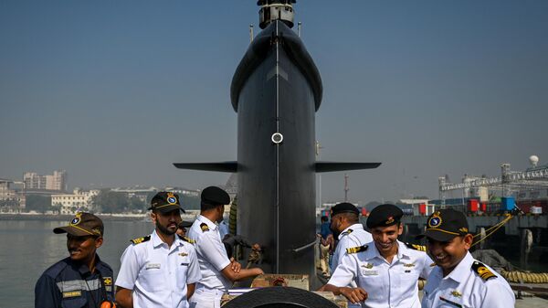 Indian navy officers interact on the deck of fifth Kalvari-Class submarine 'Vagir' anchored at the naval base ahead of its commissioning ceremony in Mumbai January 20, 2023. - Sputnik भारत