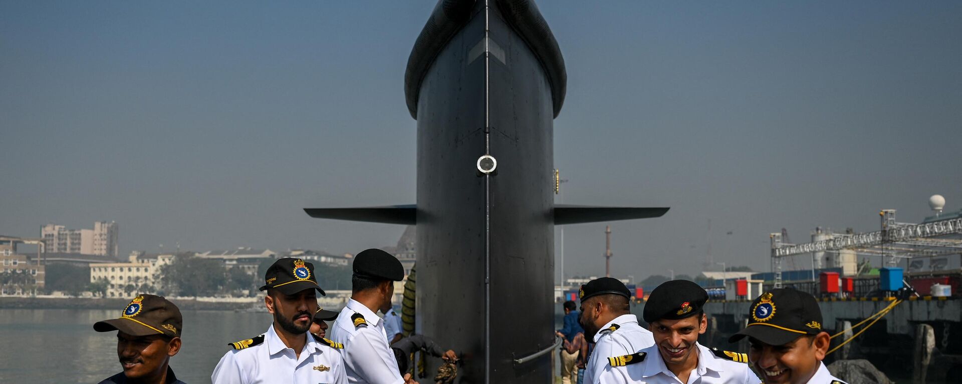 Indian navy officers interact on the deck of fifth Kalvari-Class submarine 'Vagir' anchored at the naval base ahead of its commissioning ceremony in Mumbai January 20, 2023. - Sputnik भारत, 1920, 09.02.2024