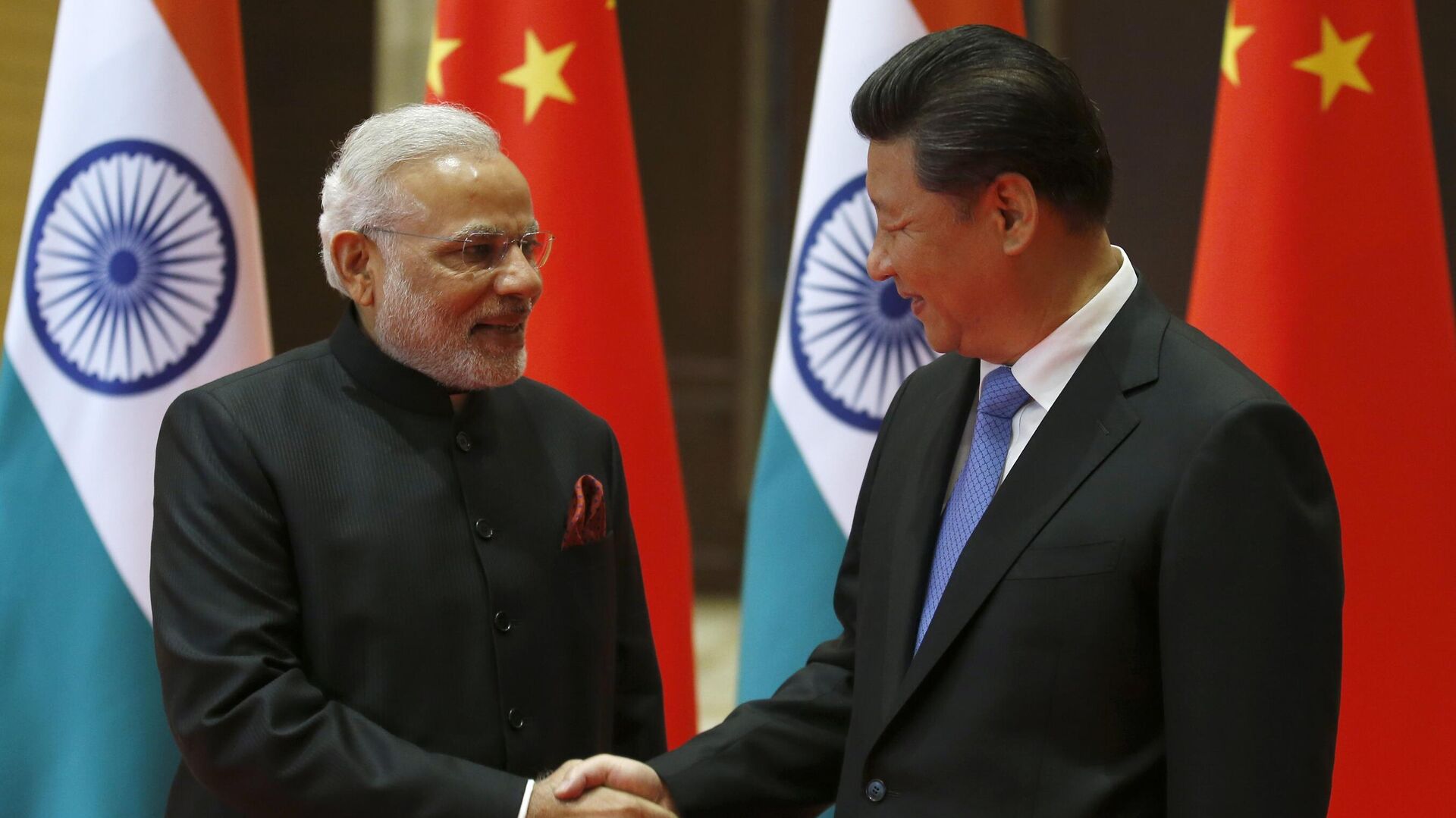 Indian Prime Minister Narendra Modi, left, and Chinese President Xi Jinping shake hands prior to their meeting in Xian, Shaanxi province, China, Thursday, May 14, 2015. - Sputnik भारत, 1920, 09.02.2024