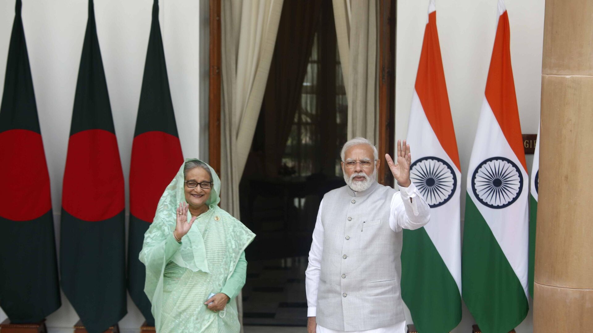 Indian Prime Minister Narendra Modi, right, and his Bangladeshi counterpart Sheikh Hasina wave to the waiting media before their delegation level talks in New Delhi, India, Tuesday, Sept. 6, 2022. The relationship between the neighbors is crucial, with India being Bangladesh’s largest trading partner in South Asia. While China is involved in almost all major infrastructure development schemes in Bangladesh, India is also more eager to take up joint projects. (AP Photo) - Sputnik भारत, 1920, 09.02.2024