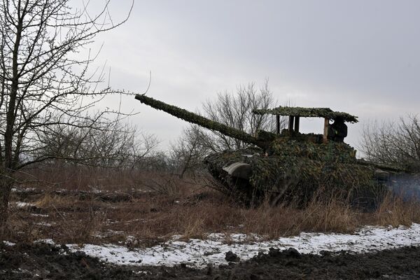 टी-62 टैंक सेवरस्क के आसपास यूक्रेनी सशस्त्र बलों की स्थिति पर हमला करने के लिए आगे बढ़ रहा है। - Sputnik भारत