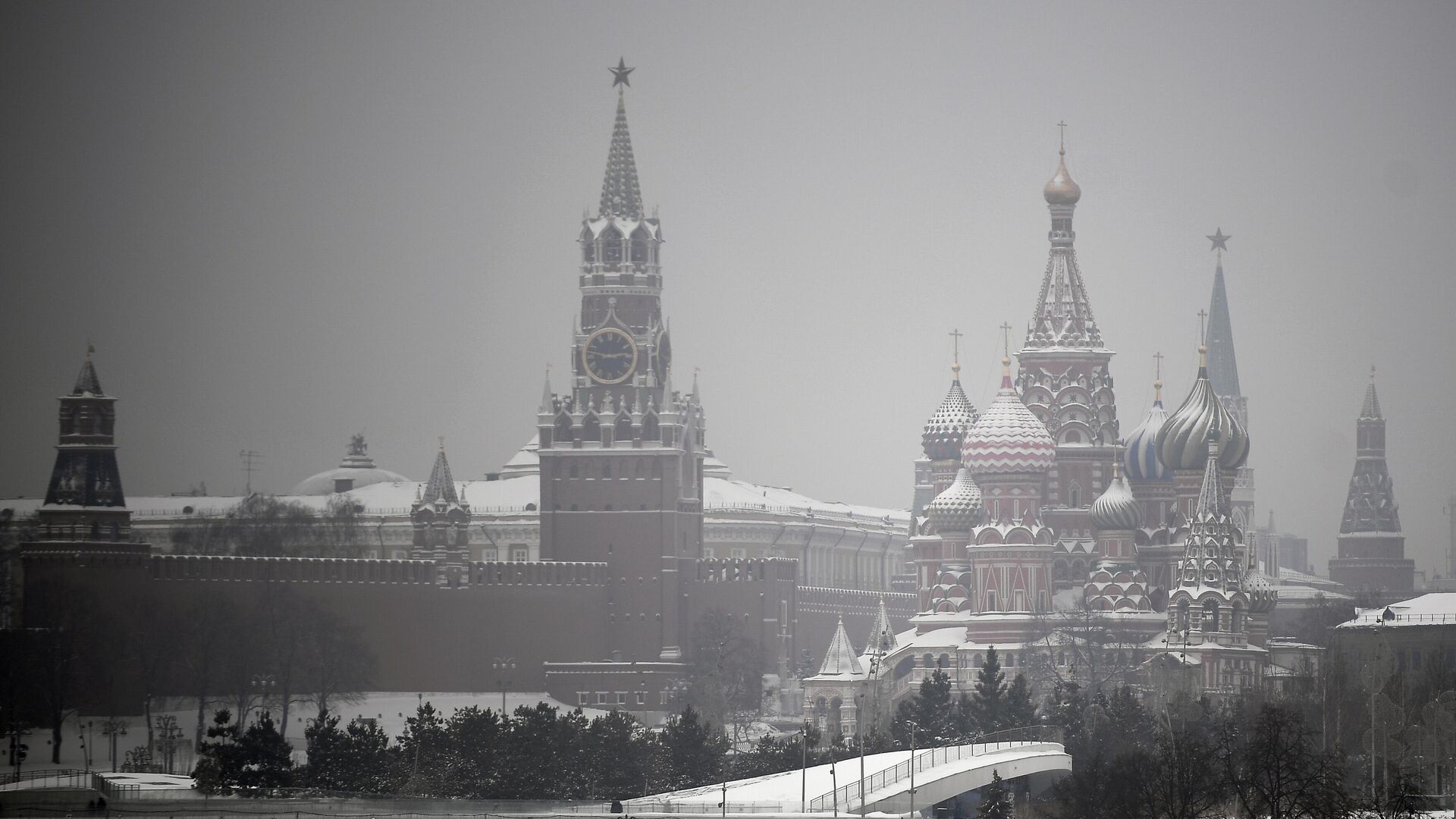 Spasskaya Tower and St. Basil's Cathedral are pictured on a foggy winter day, in downtown Moscow, Russia. - Sputnik भारत, 1920, 11.02.2024