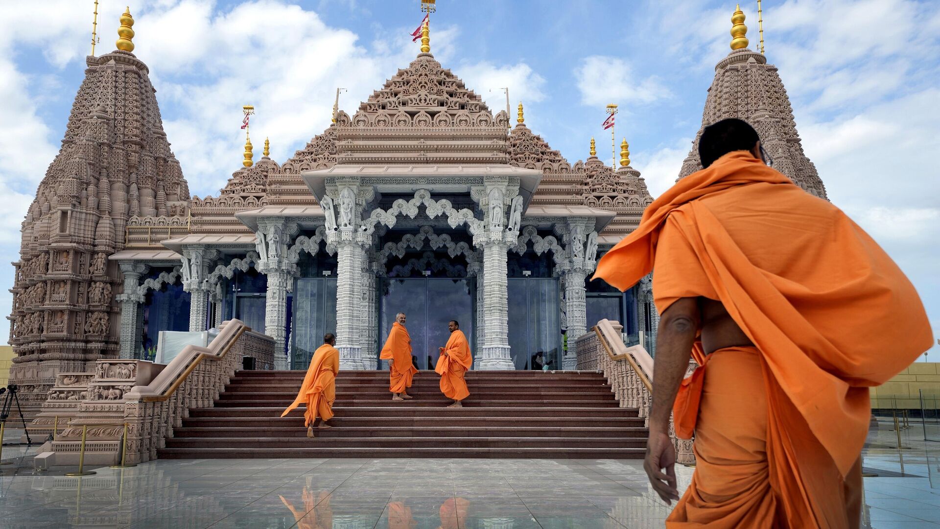 Hindu monks arrive at the first stone-built Hindu temple in Abu Mureikha, 40 kms, 25 miles, northeast of Abu Dhabi, United Arab Emirates, Monday, Feb. 12, 2024.  - Sputnik भारत, 1920, 13.02.2024