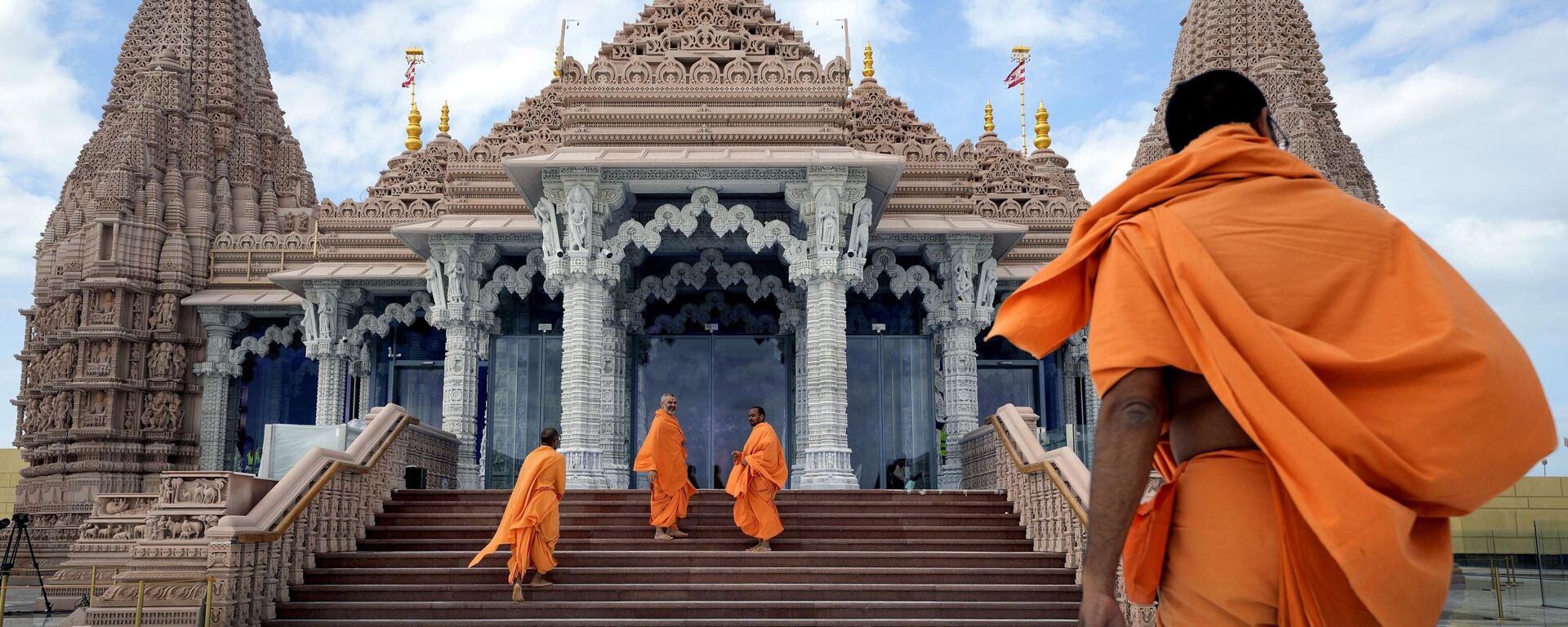 Hindu monks arrive at the first stone-built Hindu temple in Abu Mureikha, 40 kms, 25 miles, northeast of Abu Dhabi, United Arab Emirates, Monday, Feb. 12, 2024.  - Sputnik भारत, 1920, 13.02.2024