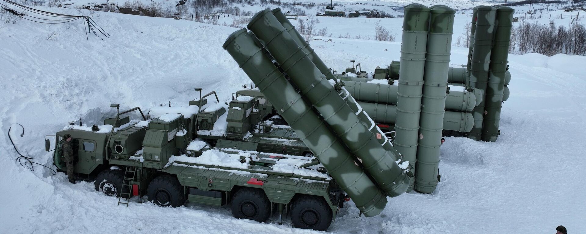 A view shows S-400 Triumph missile air defence systems at the Russian Northern Fleet's base of Gadzhiyevo in Murmansk region, Russia - Sputnik भारत, 1920, 14.02.2024