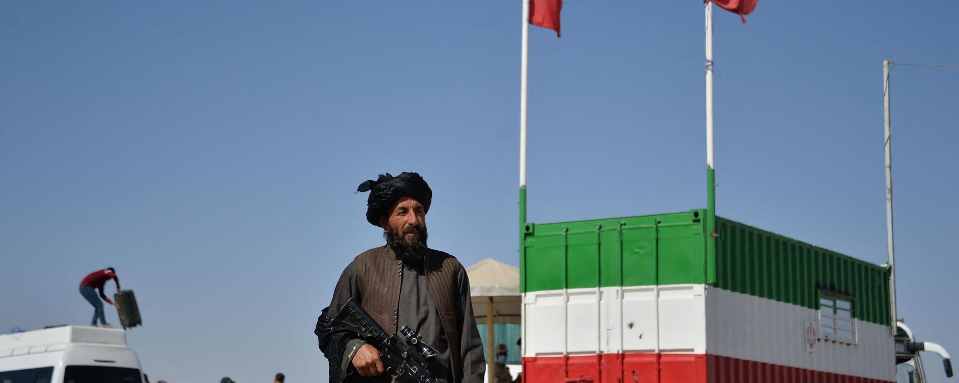 In this picture taken on October 19, 2021 a Taliban fighter stands guard at the Islam Qala border between Iran and Afghanistan. Iran is sending tens of thousands of Afghan migrants back to Taliban-ruled Afghanistan every week despite the threat of famine, aid agencies and witnesses say, with many Afghans alleging they have been mistreated by Iranian authorities. - Sputnik भारत, 1920, 14.02.2024