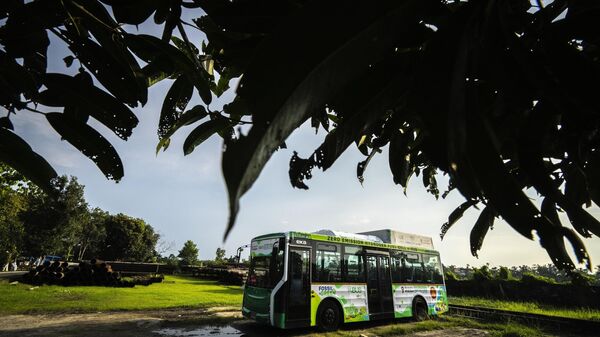 A bus that runs on green hydrogen sits at a hydrogen plant at Oil India Limited in Jorhat, India, Thursday, Aug. 17, 2023. - Sputnik भारत