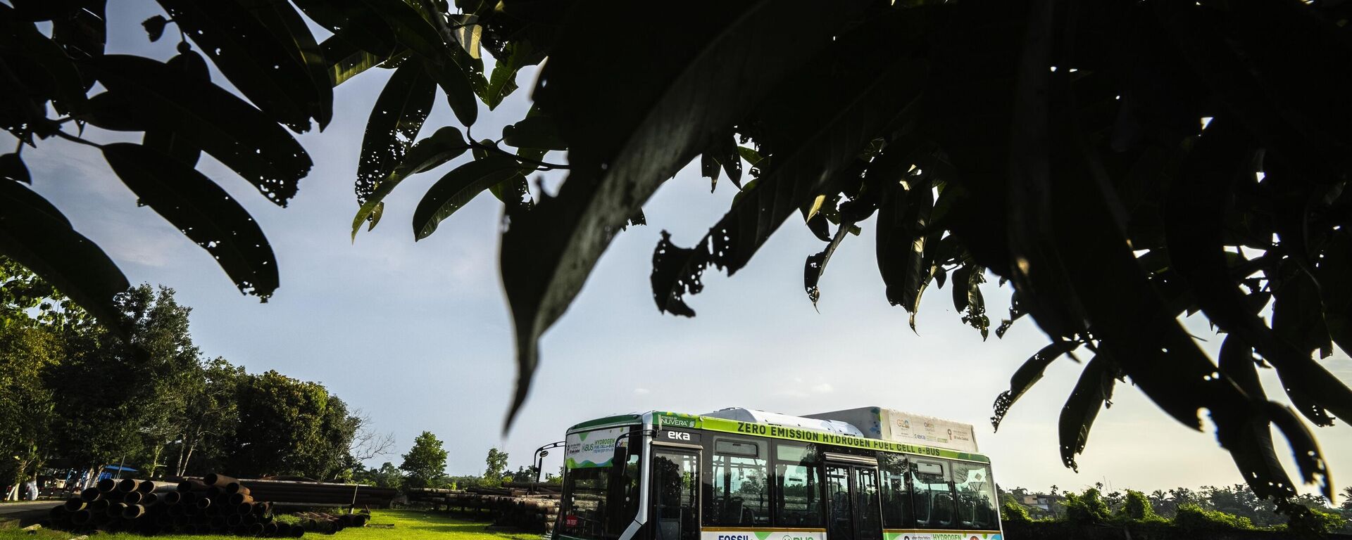 A bus that runs on green hydrogen sits at a hydrogen plant at Oil India Limited in Jorhat, India, Thursday, Aug. 17, 2023. - Sputnik भारत, 1920, 03.05.2024