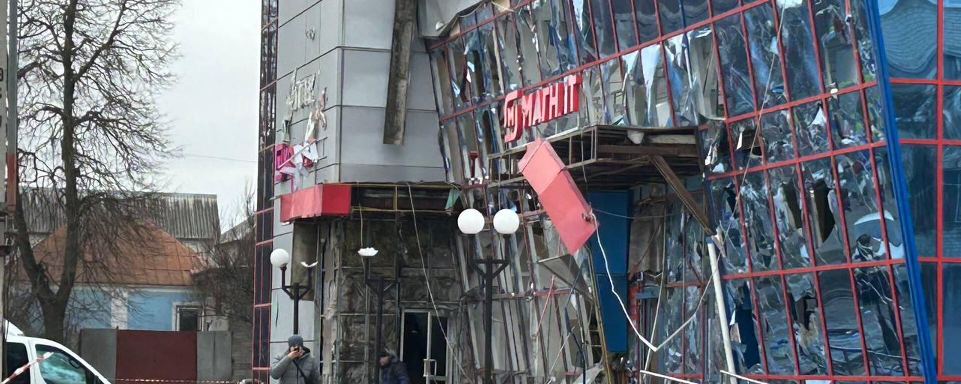 A shopping mall damaged by Ukrainian missiles in Russia's Belgorod - Sputnik भारत, 1920, 15.02.2024