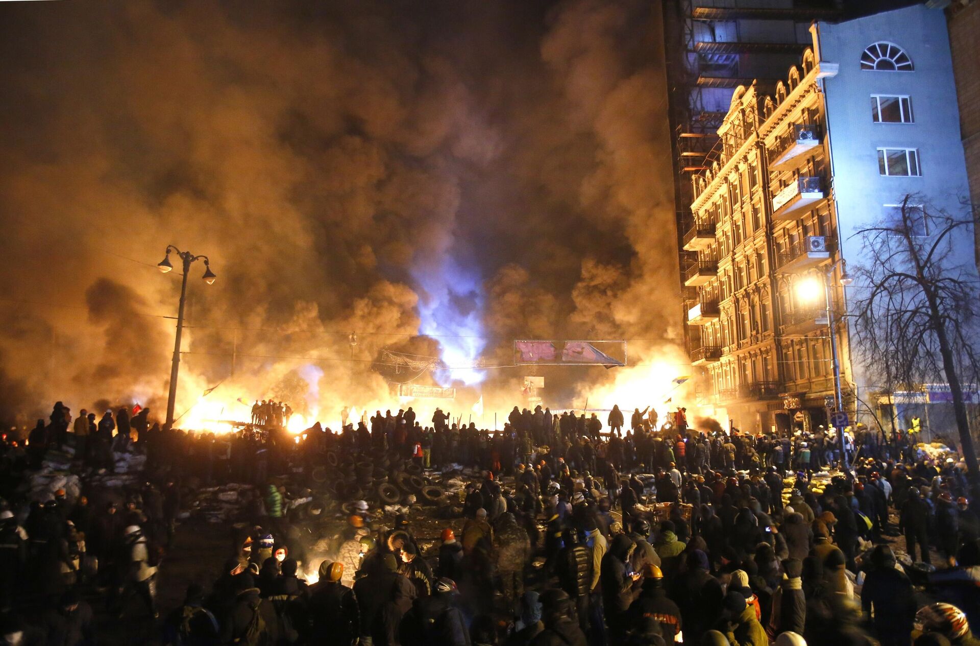 In this file photo taken on Saturday, Jan.  25, 2014,  smoke and fireballs rise during clashes between protesters and police in central Kiev, Ukraine. - Sputnik भारत, 1920, 17.02.2024