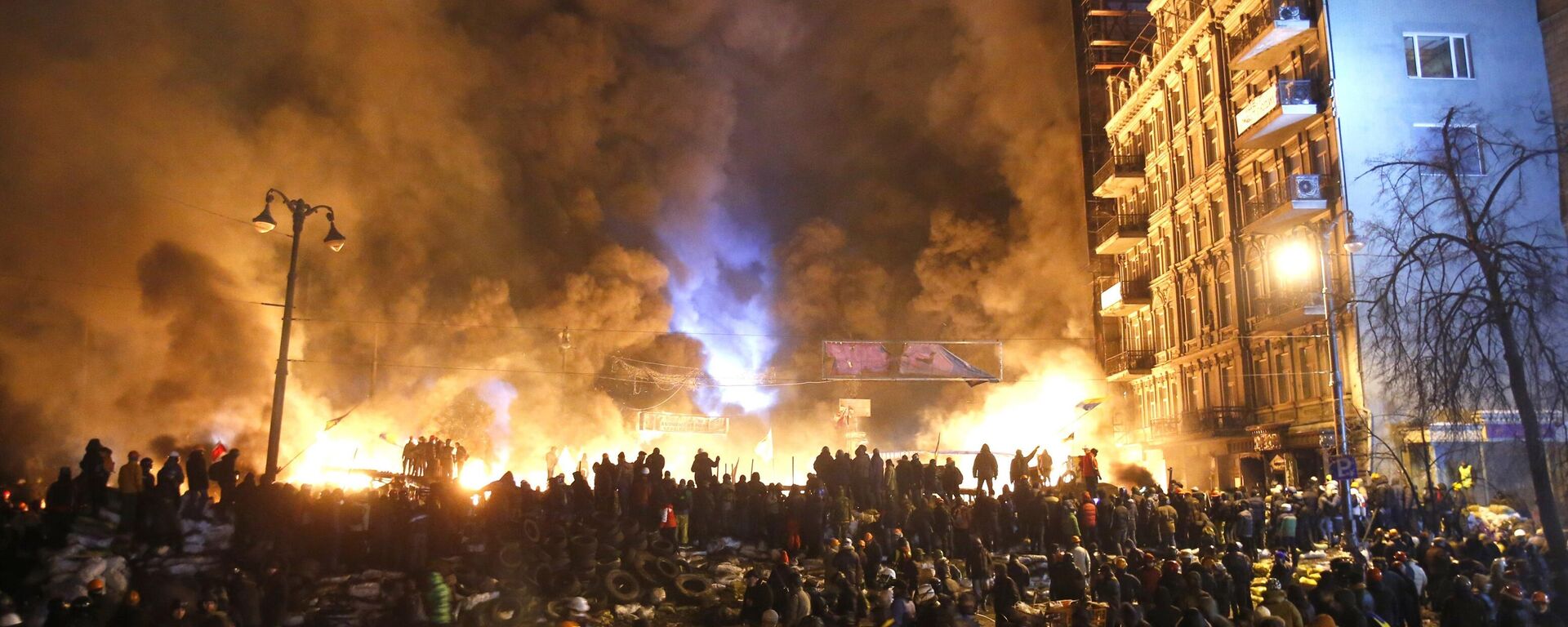 In this file photo taken on Saturday, Jan.  25, 2014,  smoke and fireballs rise during clashes between protesters and police in central Kiev, Ukraine. - Sputnik भारत, 1920, 20.02.2024