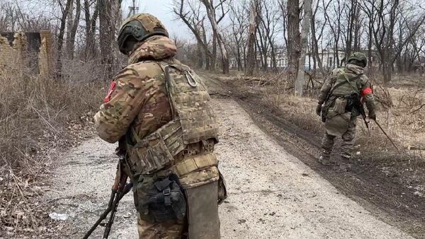 Soldiers of engineering units of the Tsentr battlegroup began demining streets and buildings in Avdeyevka. - Sputnik भारत