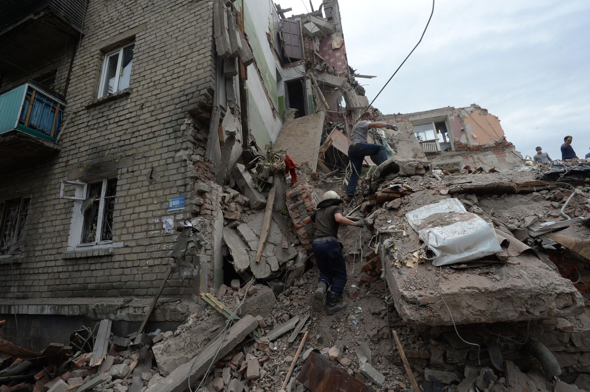 Apartment building destroyed in a Ukrainian air raide in the town of Snezhnoe, Donetsk People's Republic. July 2014. - Sputnik भारत, 1920, 19.02.2024