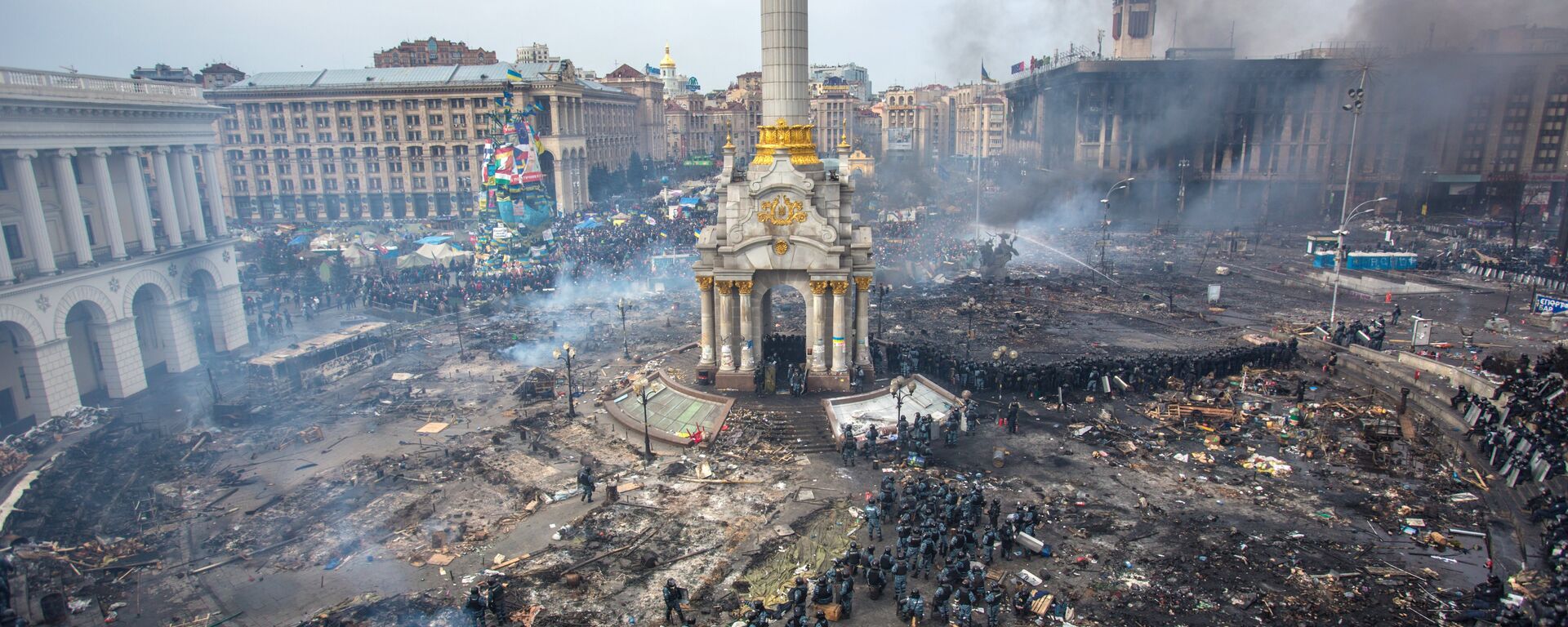 Police officers and opposition supporters are seen on Maidan Nezalezhnosti square in Kiev, where clashes began between protesters and the police. (File) - Sputnik भारत, 1920, 19.02.2024