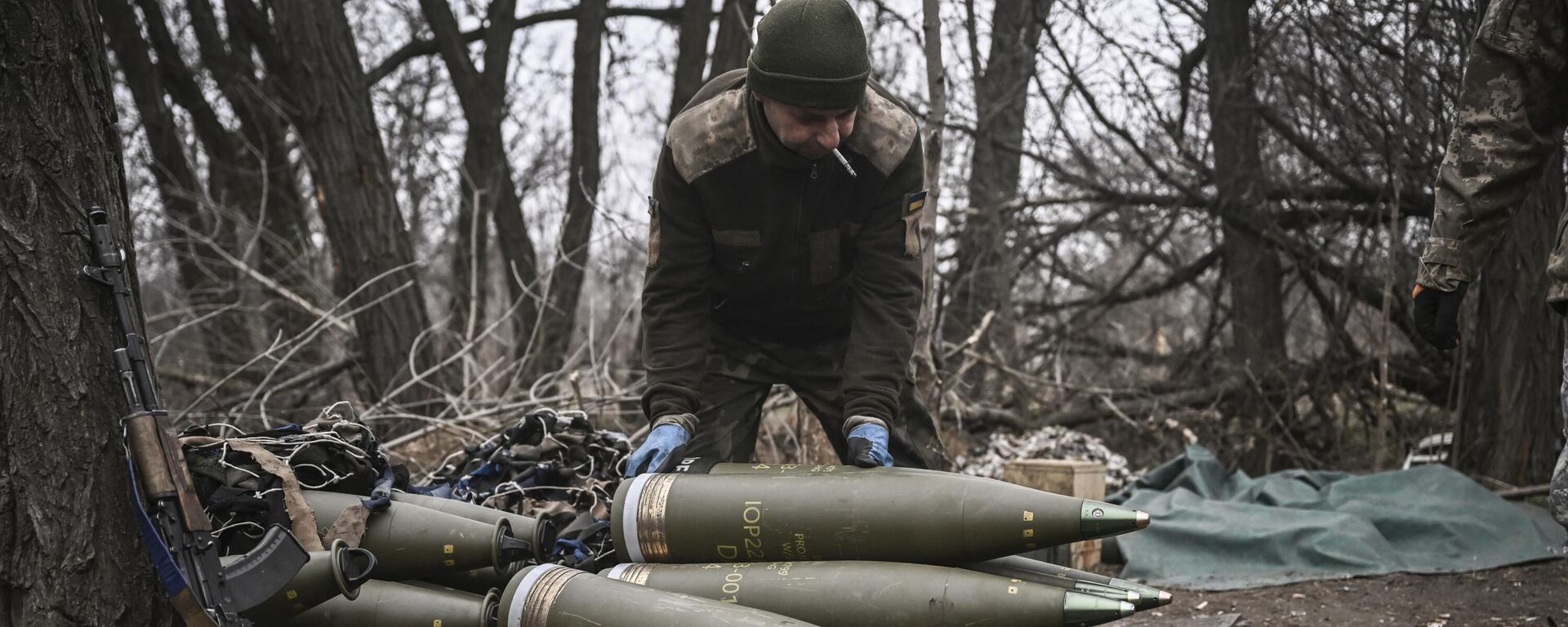 A Ukrainian serviceman prepares 155mm artillery shells near Artemovsk, Donetsk People's Republic, on March 17, 2023. - Sputnik भारत, 1920, 19.02.2024