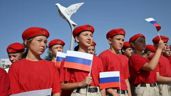 Members of the Young Guard- Youth Army military-patriotic movement during National Flag celebrations in Donetsk.  - Sputnik भारत