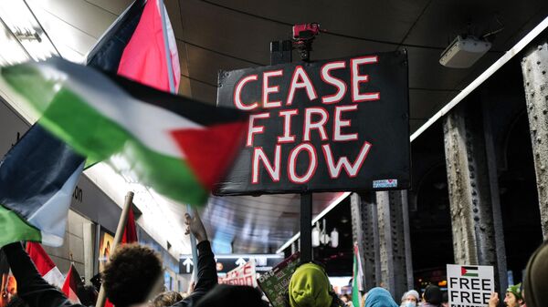 Pro-Palestine protester gather at Jamaica train station in New York City on January 27, 2024. Intense fighting raged in the Gaza city of Khan Yunis, the main theatre of conflict where the Israeli army is targeting Hamas - Sputnik भारत