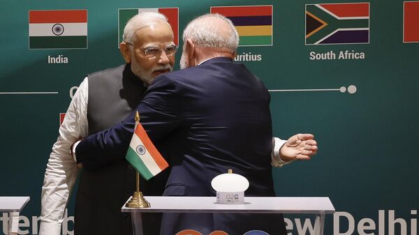 Indian Prime Minister Narendra Modi, left, hugs Brazilian President Luiz Inacio Lula da Silva as they attend the launch of the Global Biofuels Alliance at the G20 summit in New Delhi, India, Saturday, Sept. 9, 2023. - Sputnik भारत