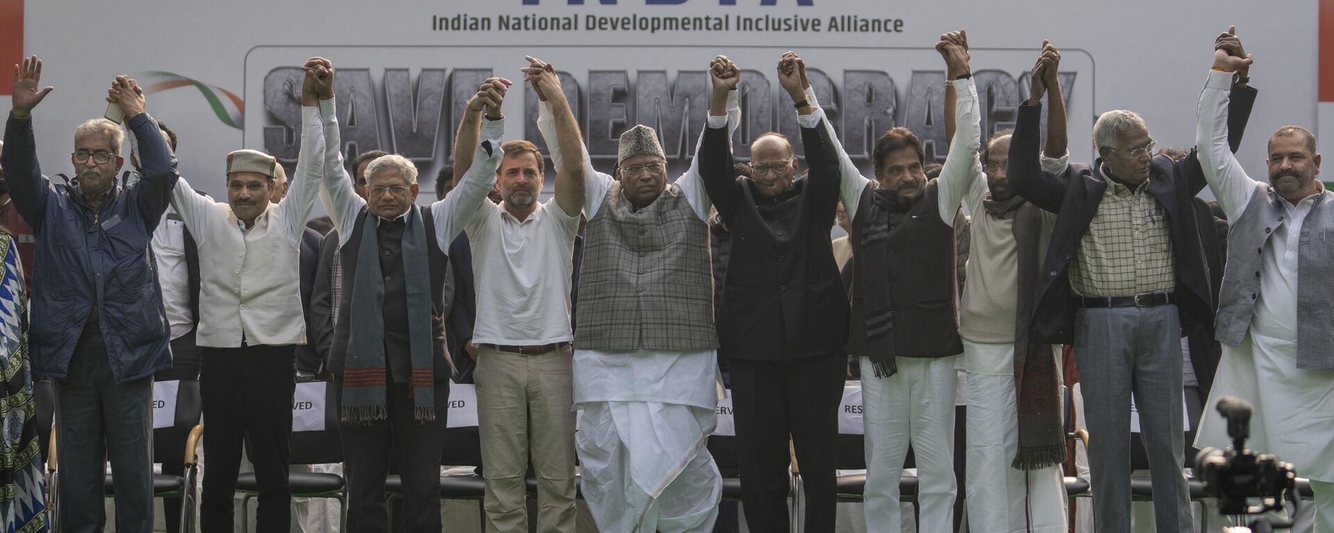 Leaders from the opposition INDIA alliance raise their hands together in a show of unity during a protest rally against the suspension of more than 140 lawmakers from parliament, in New Delhi, India, Friday, Dec. 22, 2023. - Sputnik भारत, 1920, 24.02.2024