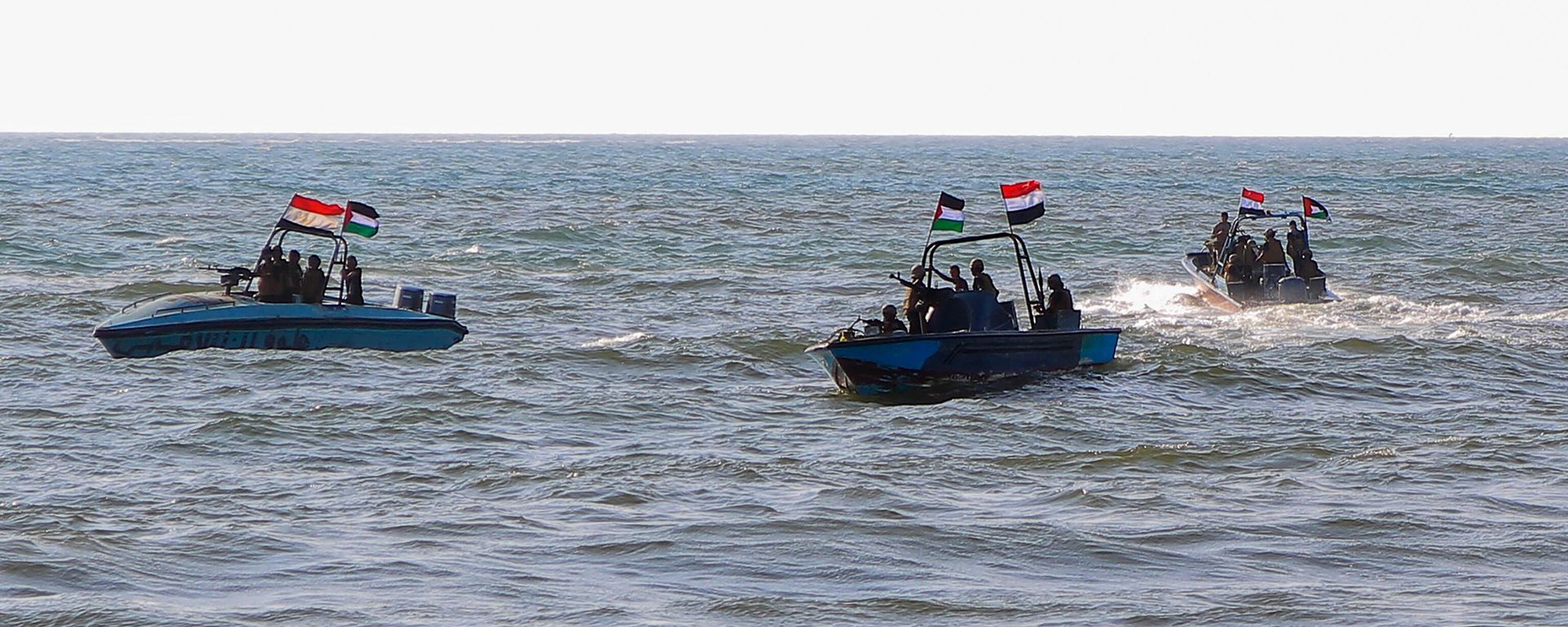 Members of the Yemeni Coast Guard affiliated with the Houthi group patrol the sea as demonstrators march through the Red Sea port city of Hodeida in solidarity with the people of Gaza on January 4, 2024, amid the ongoing battles between Israel and the militant Hamas group in Gaza. - Sputnik भारत, 1920, 23.07.2026