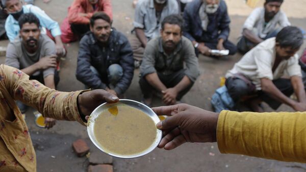 People wait for free food outside an eatery in Ahmedabad, India, on Jan. 20, 2021. - Sputnik भारत