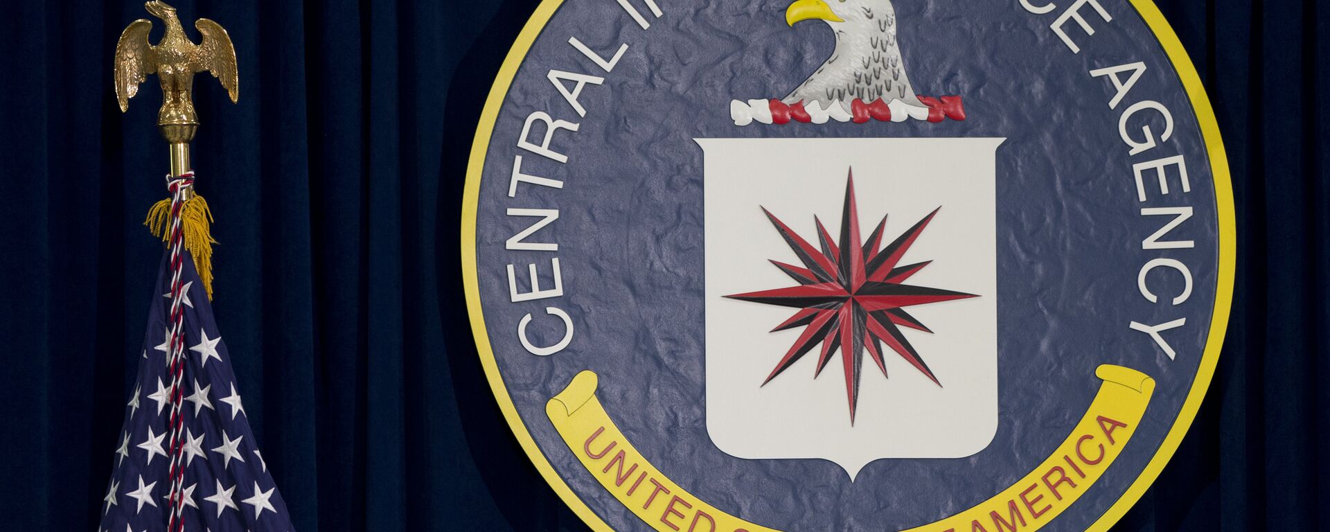   The CIA seal is seen displayed before President Barack Obama speaks at the CIA Headquarters in Langley, Va., Wednesday, April 13, 2016 - Sputnik भारत, 1920, 21.03.2024