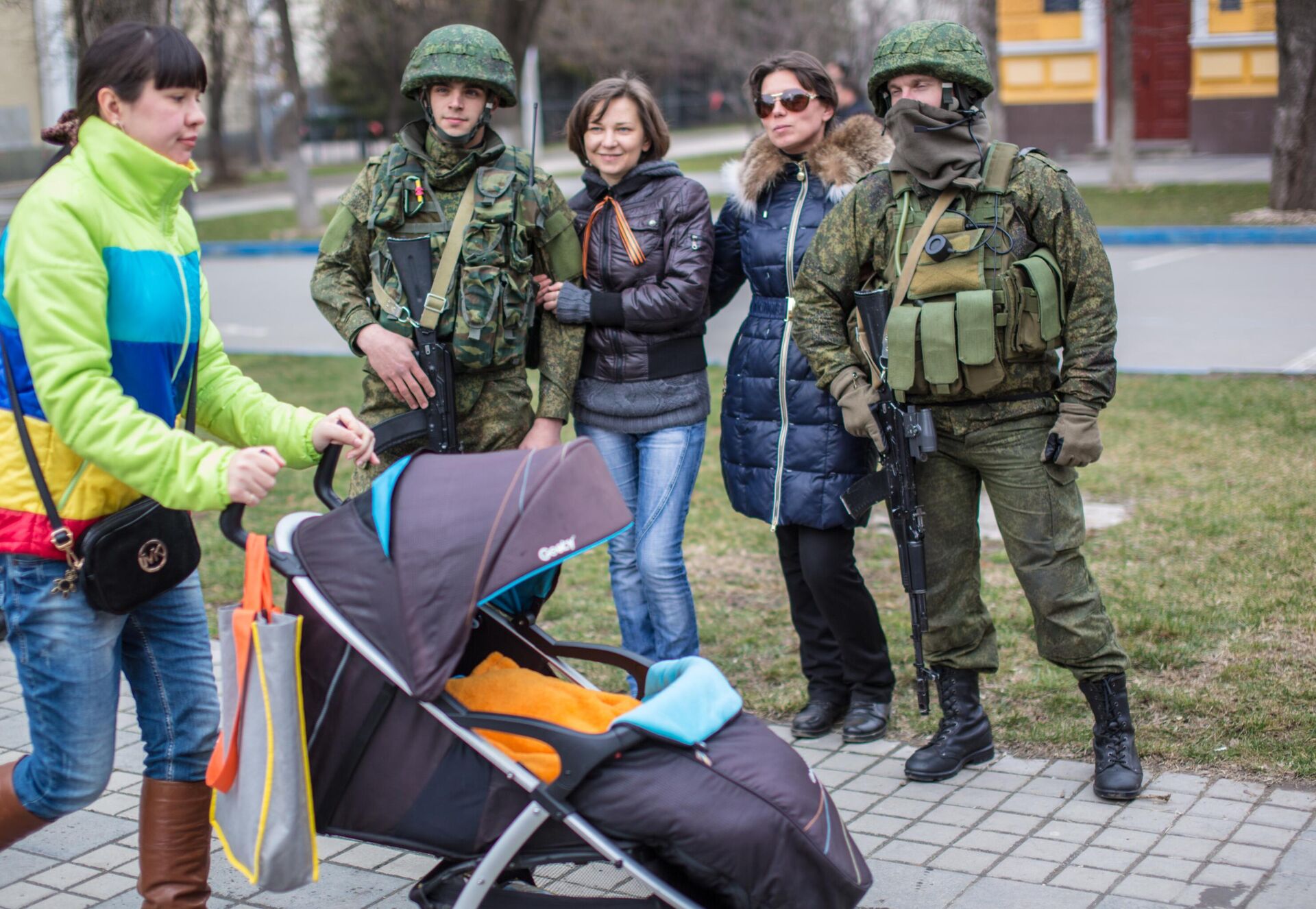 Simferopol residents pose with troops, March 1, 2014. - Sputnik भारत, 1920, 28.02.2024