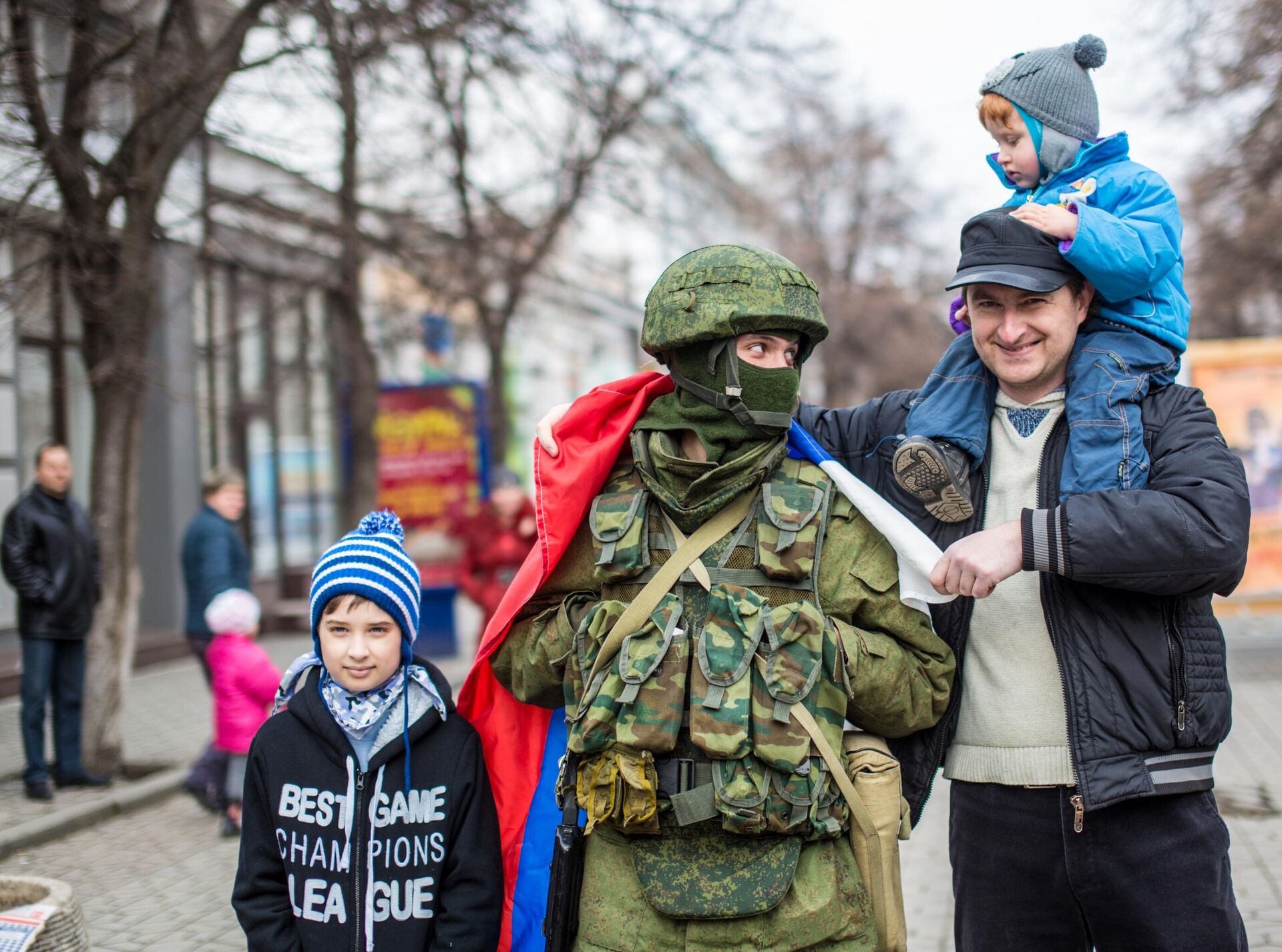 Residents of Simferopol pose with trooper in Crimea, March 1, 2014. - Sputnik भारत, 1920, 28.02.2024