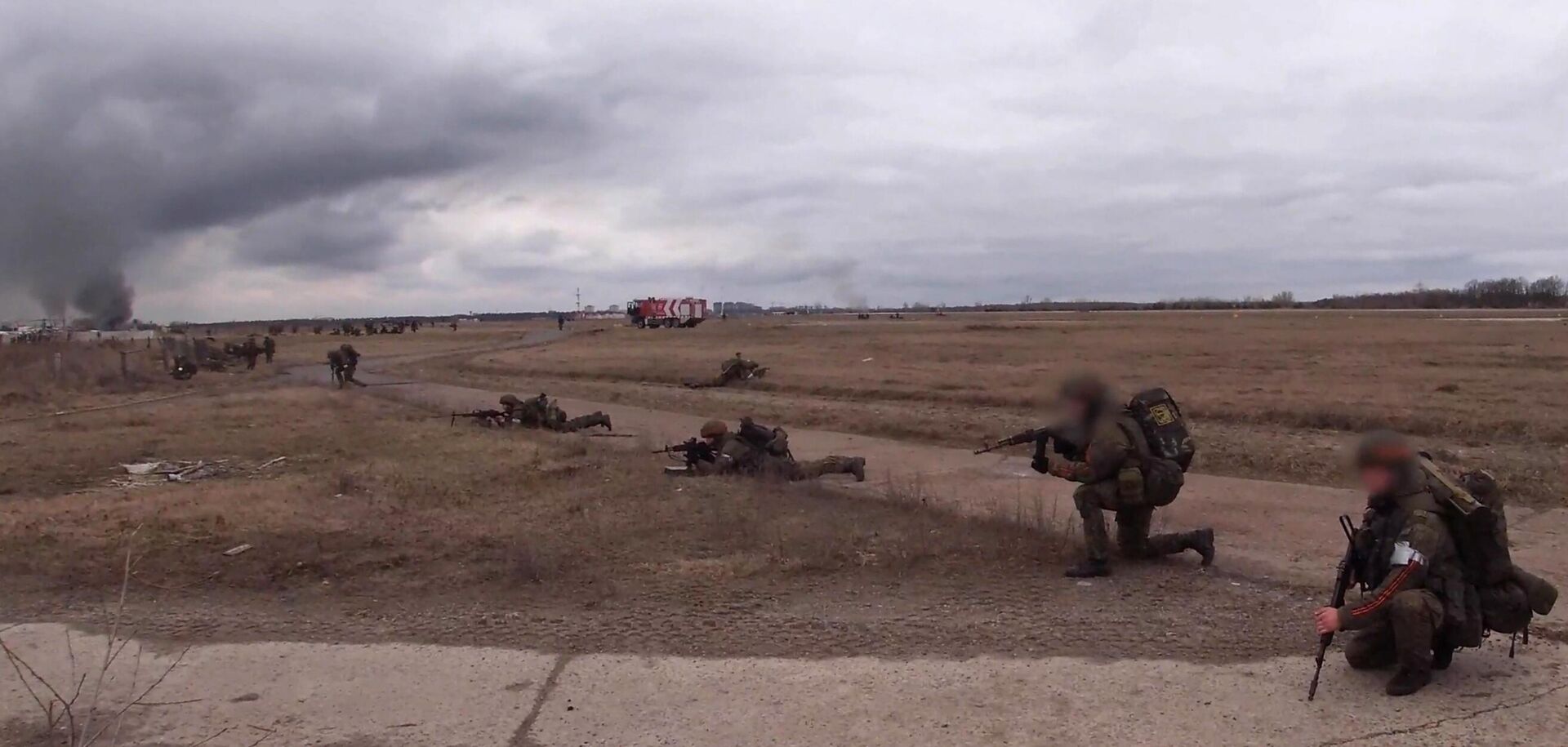 Russian special forces troopers operating in Gostomel Airport during first days of the Special Military Operation in Ukraine. - Sputnik भारत, 1920, 28.02.2024