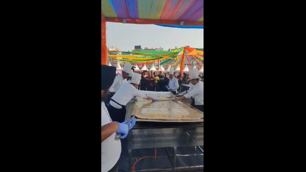 37.5kg Stuffed Flat Bread Sets Guinness World Record in Punjab - Sputnik India