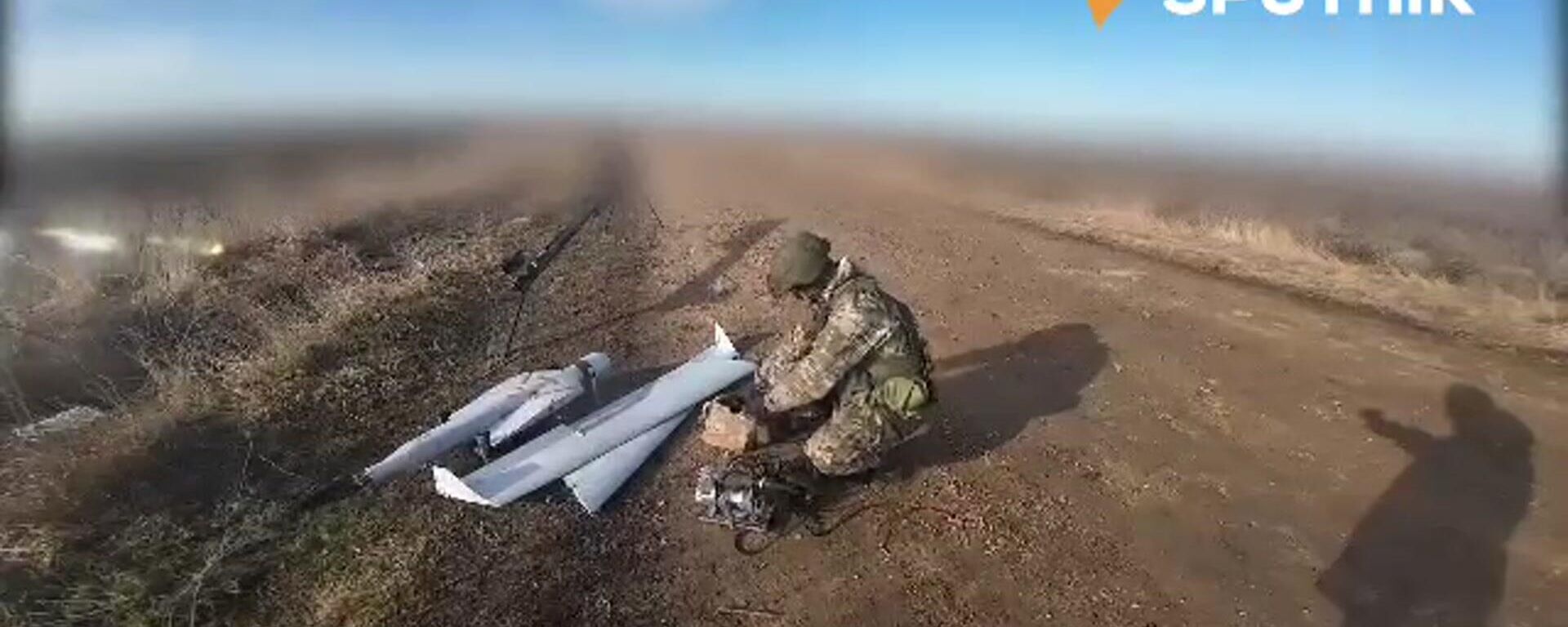A Russian drone crew detected a Ukrainian tank and self-propelled guns and pinpointed their position for an attack with Lancet drones. - Sputnik भारत, 1920, 01.03.2024