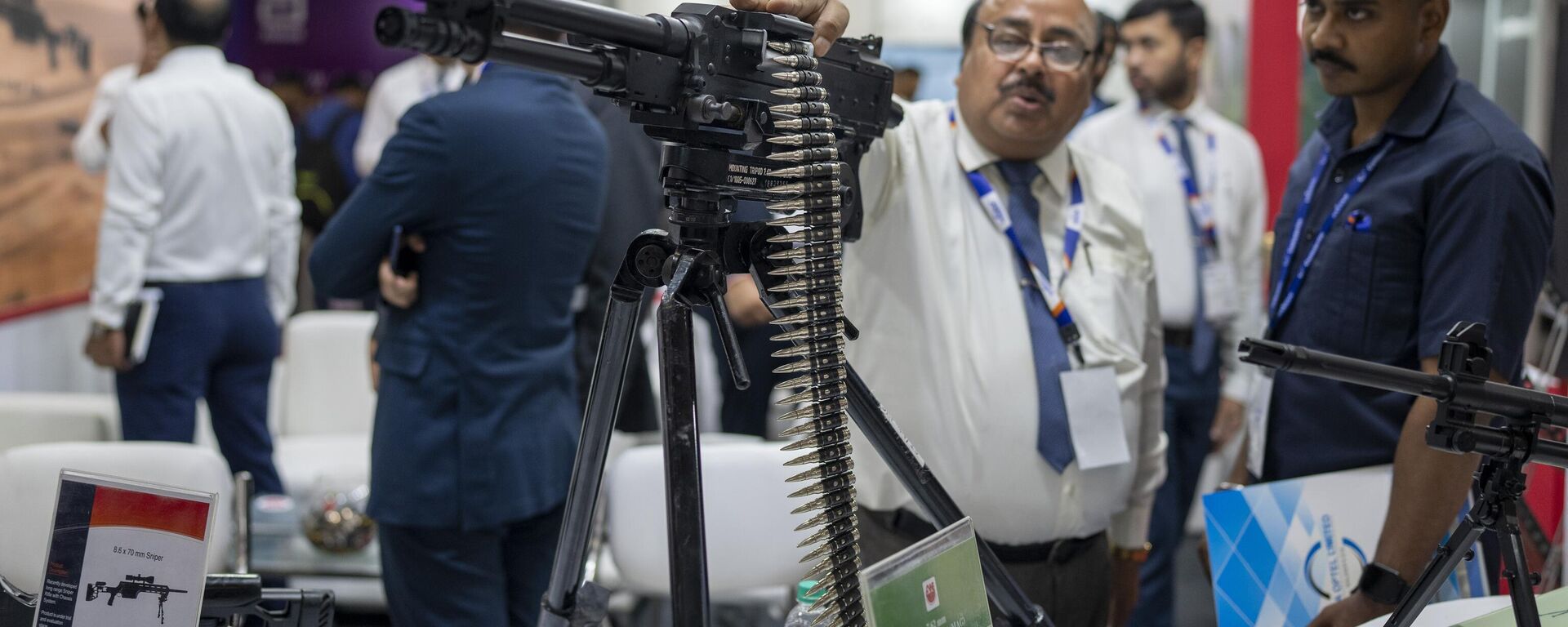 An exhibitor from Advanced Weapons And Equipment India Limited explains the working of a Light Machine Gun to a delegate at the International Police Expo 2023 in New Delhi, India, Wednesday, July, 26, 2023.  - Sputnik India, 1920, 24.05.2024