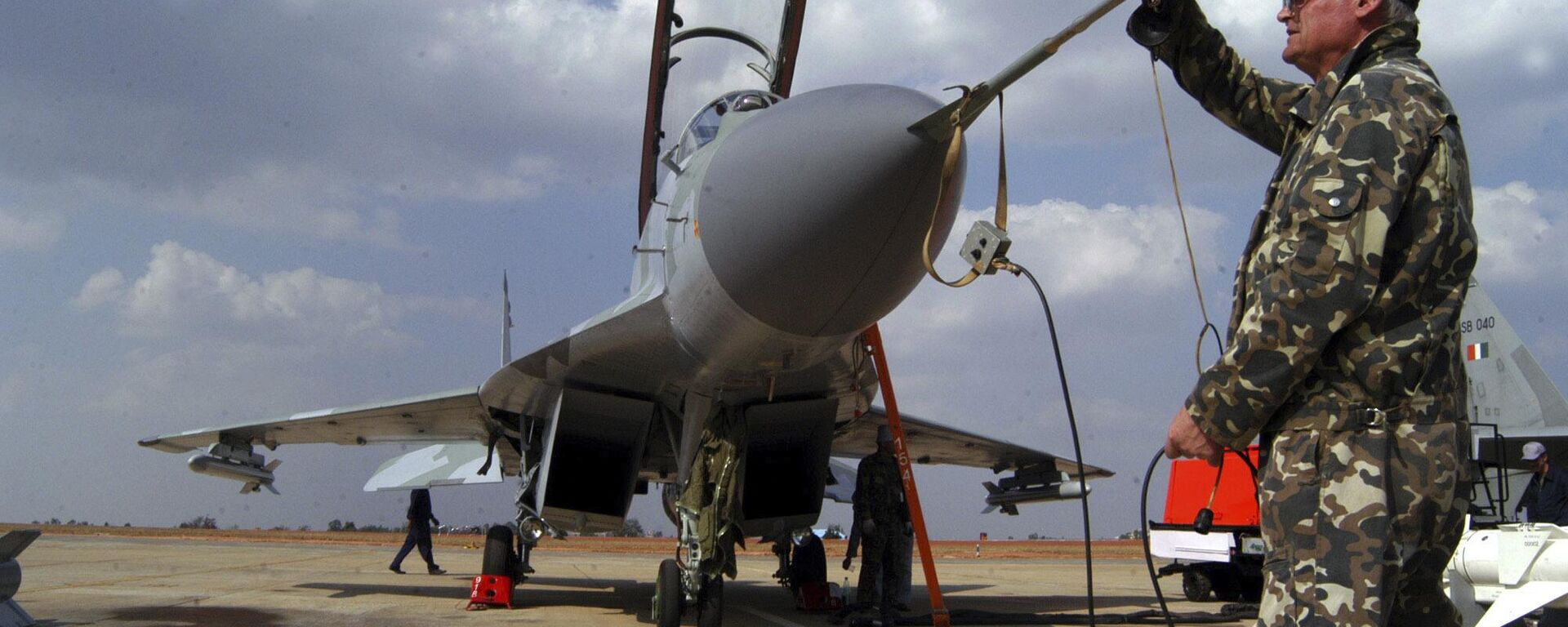 A Russian technician prepares for the take-off of the MIG 29 M2 ahead of the 5th edition of the Aero India show at the Yelahanka Air Force Station in Bangalore, India, Feb. 6, 2005. - Sputnik भारत, 1920, 21.03.2024