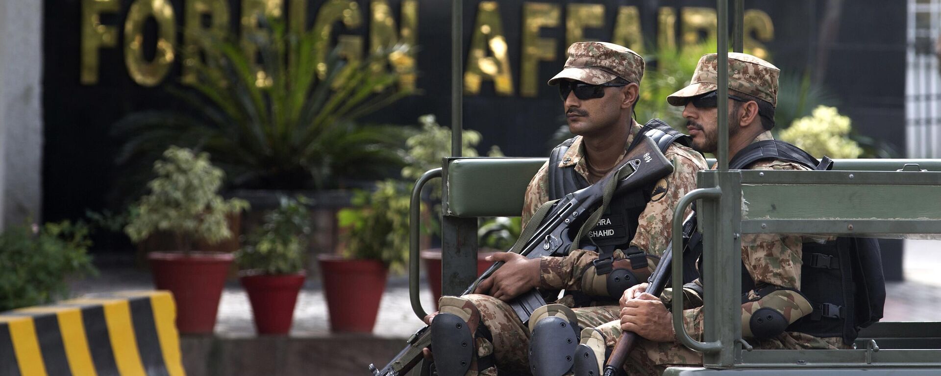 Pakistan army soldiers sit guard outside the Ministry of Foreign Affairs during a visit by U.S. Secretary of State Mike Pompeo arrives for talks in Islamabad, Pakistan, Wednesday, Sept. 5, 2018. - Sputnik India, 1920, 02.03.2024