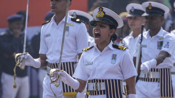 Indian Navy's Tanushree Tanwar commands her contingent as she pass the saluting base during Republic Day ceremonial parade in Kolkata, India, Friday, Jan. 26, 2024.  - Sputnik भारत