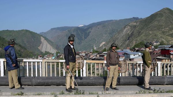 Indian policemen stand guard during a shutdown following calls by rebels and separatist politicians to boycott the Indian parliamentary elections in Baramulla, some 55 kilometers north of Srinagar, India, Wednesday, May 7, 2014.  - Sputnik India