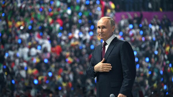 Russian President Vladimir Putin greets the audience the closing ceremony of the 2024 World Youth Festival - Sputnik भारत