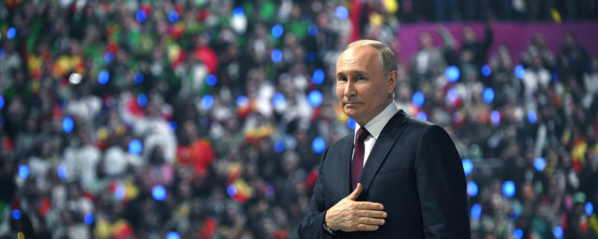 Russian President Vladimir Putin greets the audience the closing ceremony of the 2024 World Youth Festival - Sputnik भारत, 1920, 07.05.2024