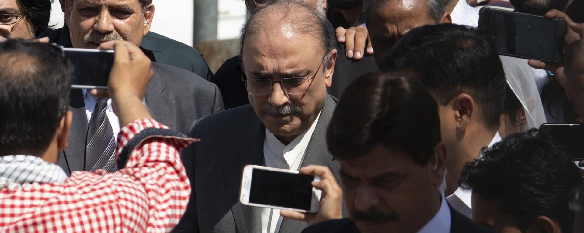 Former Pakistani president and currently a lawmaker in Parliament and leader of Pakistan People's party, Asif Ali Zardari, center, leaves the High Court building, in Islamabad, Pakistan, Monday, June 10, 2019. - Sputnik भारत, 1920, 09.03.2024