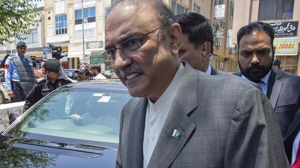 FILE - In this June 10, 2019 file photo, former Pakistani President Asif Ali Zardari leaves the High Court building, in Islamabad, Pakistan. On Monday, Oct. 5, 2020, a Pakistani court charged Zardari in two corruption cases, escalating the legal challenges facing the now leading opposition lawmaker and widower of assassinated former Pakistani Prime Minister Benazir Bhutto. The development came as Zardari’s party and a key anti-government ally were preparing for a massive rally against Prime Minister Imran Khan later this month. (AP Photo/B.K. Bangash, File) - Sputnik भारत