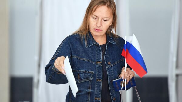 A woman casts her ballot during the referendum on the joining of Donetsk and Lugansk People's Republic and Zaporozhye and Kherson regions of Ukraine to Russia, at the polling station in Melitopol, Zaporozhye region - Sputnik India
